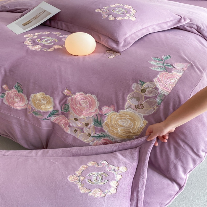 91家纺网 家纺一手货源 找家纺 苹果星家纺 2025新款高克重纯色牛奶绒刺绣四件套-奢香夫人 奢香夫人-紫