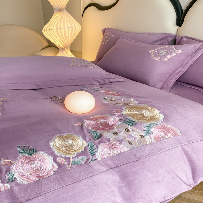 91家纺网 家纺一手货源 找家纺 苹果星家纺 2025新款高克重纯色牛奶绒刺绣四件套-奢香夫人 奢香夫人-紫