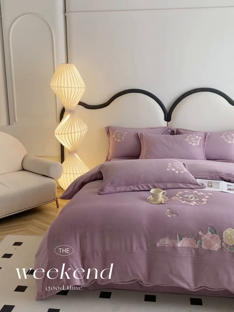 91家纺网 家纺一手货源 找家纺 苹果星家纺 2025新款高克重纯色牛奶绒刺绣四件套-奢香夫人 奢香夫人-紫