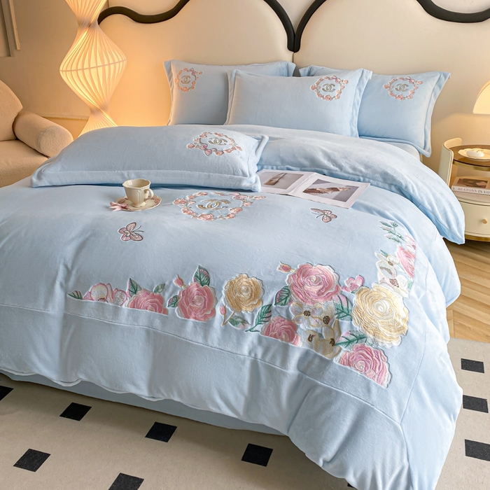 苹果星家纺 2025新款高克重纯色牛奶绒刺绣四件套-奢香夫人 奢香夫人-蓝