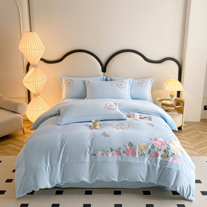 91家纺网 家纺一手货源 找家纺 苹果星家纺 2025新款高克重纯色牛奶绒刺绣四件套-奢香夫人 奢香夫人-蓝