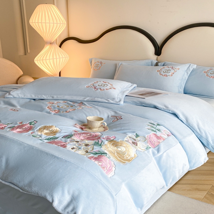 91家纺网 家纺一手货源 找家纺 苹果星家纺 2025新款高克重纯色牛奶绒刺绣四件套-奢香夫人 奢香夫人-蓝