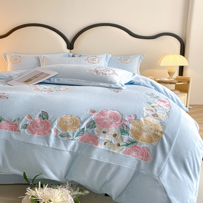 91家纺网 家纺一手货源 找家纺 苹果星家纺 2025新款高克重纯色牛奶绒刺绣四件套-奢香夫人 奢香夫人-蓝