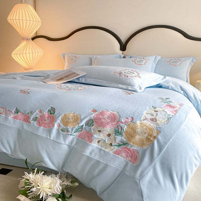 91家纺网 家纺一手货源 找家纺 苹果星家纺 2025新款高克重纯色牛奶绒刺绣四件套-奢香夫人 奢香夫人-蓝