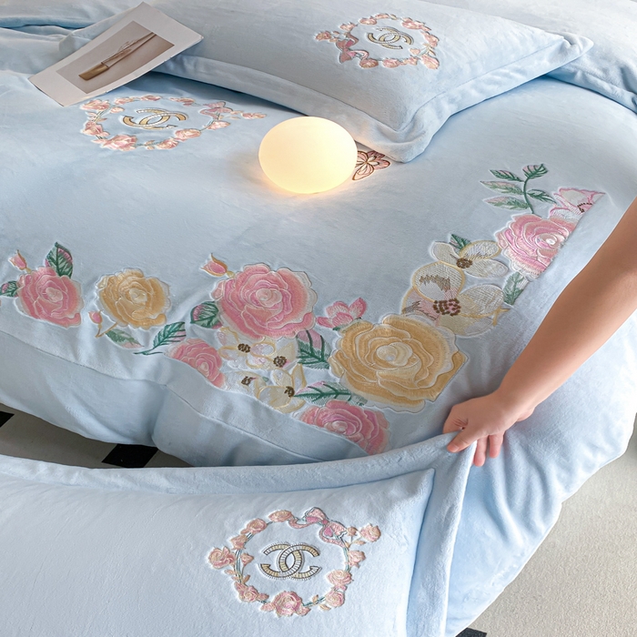 91家纺网 家纺一手货源 找家纺 苹果星家纺 2025新款高克重纯色牛奶绒刺绣四件套-奢香夫人 奢香夫人-蓝