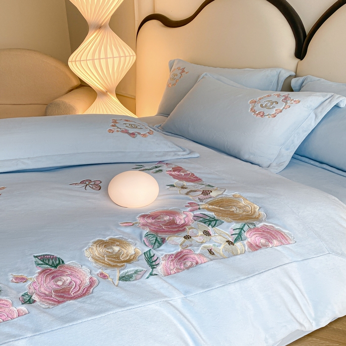 91家纺网 家纺一手货源 找家纺 苹果星家纺 2025新款高克重纯色牛奶绒刺绣四件套-奢香夫人 奢香夫人-蓝