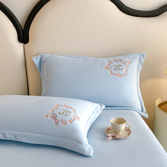 91家纺网 家纺一手货源 找家纺 苹果星家纺 2025新款高克重纯色牛奶绒刺绣四件套-奢香夫人 奢香夫人-蓝