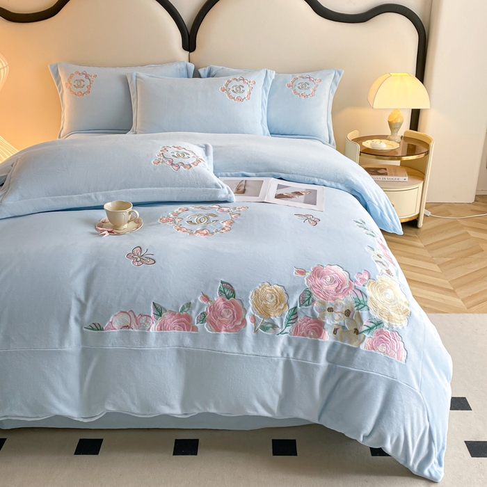 91家纺网 家纺一手货源 找家纺 苹果星家纺 2025新款高克重纯色牛奶绒刺绣四件套-奢香夫人 奢香夫人-蓝