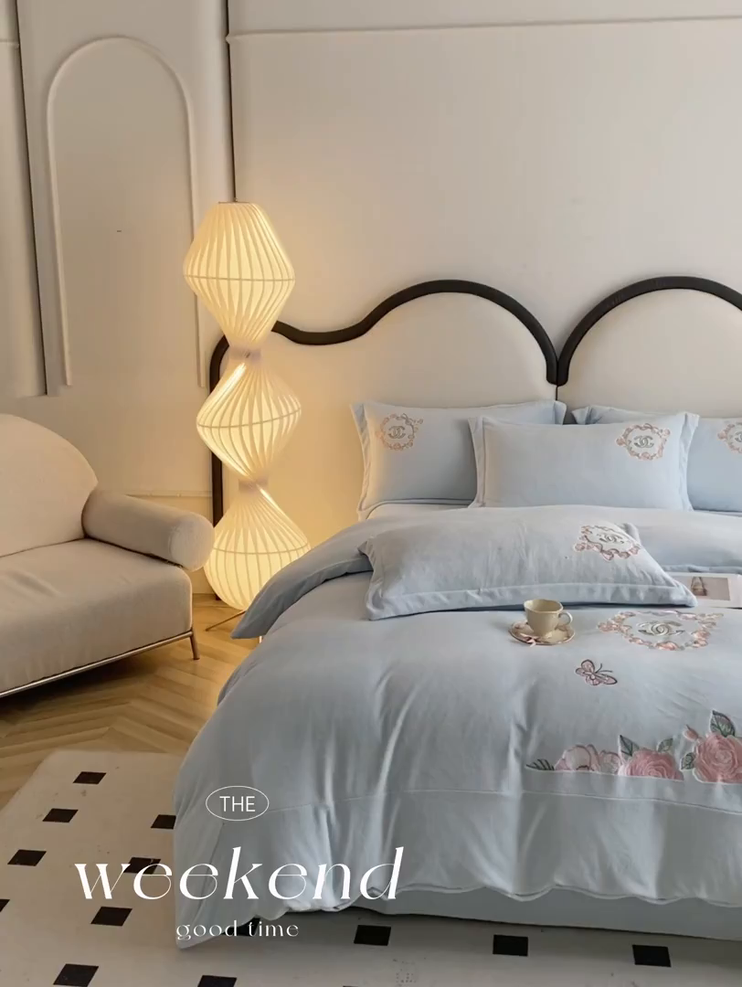 91家纺网 家纺一手货源 找家纺 苹果星家纺 2025新款高克重纯色牛奶绒刺绣四件套-奢香夫人 奢香夫人-蓝