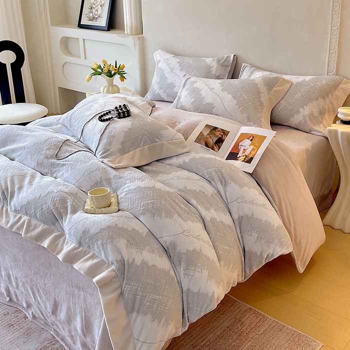 91家纺网 家纺一手货源 找家纺 梧桐树 2025新款宽边雕花高克重牛奶绒四件套系列 R03时尚格韵灰