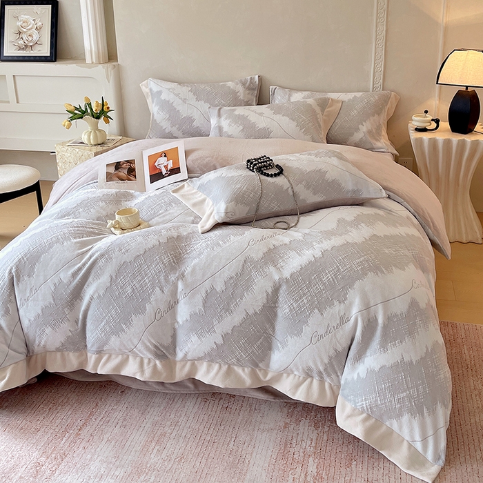 91家纺网 家纺一手货源 找家纺 梧桐树 2025新款宽边雕花高克重牛奶绒四件套系列 R03时尚格韵灰