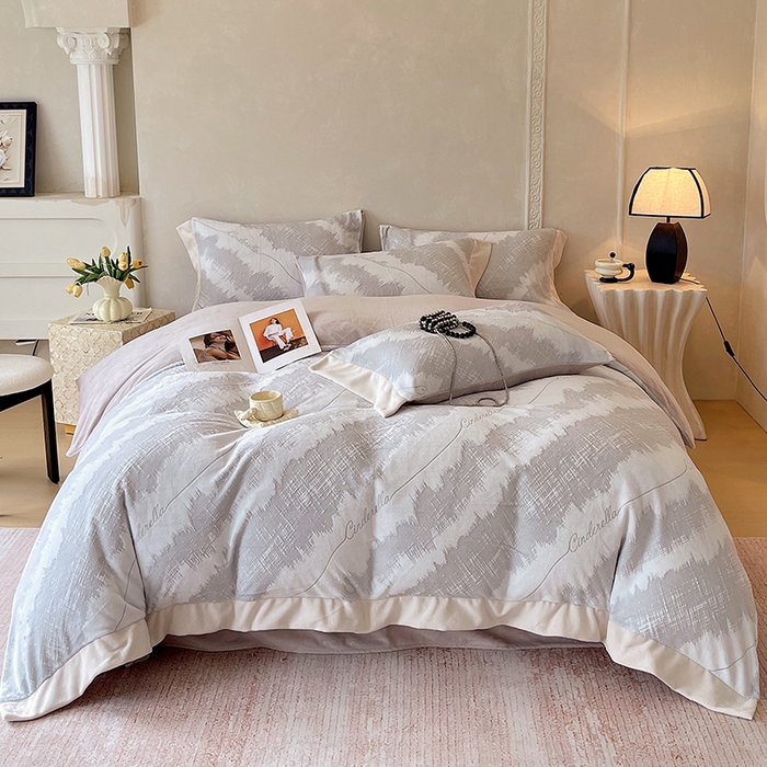 91家纺网 家纺一手货源 找家纺 梧桐树 2025新款宽边雕花高克重牛奶绒四件套系列 R03时尚格韵灰