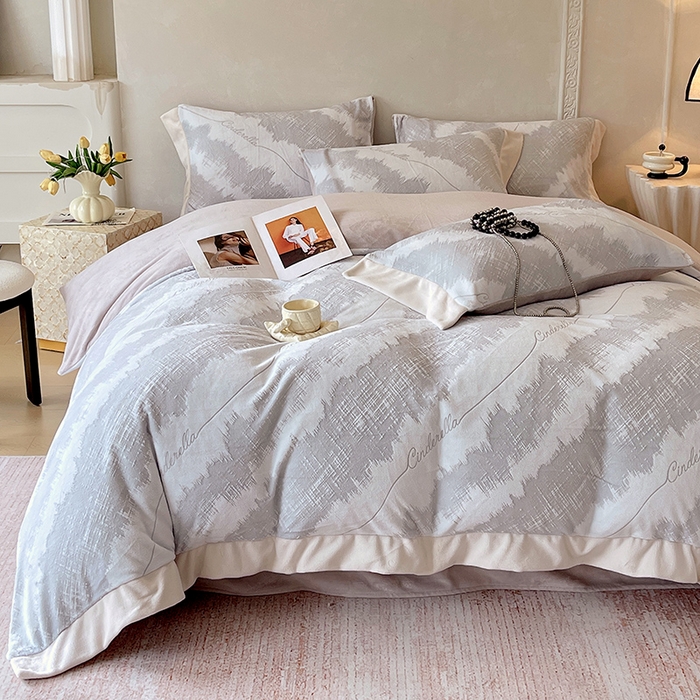 91家纺网 家纺一手货源 找家纺 梧桐树 2025新款宽边雕花高克重牛奶绒四件套系列 R03时尚格韵灰