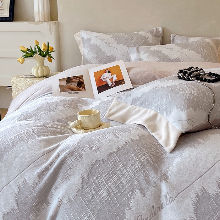 91家纺网 家纺一手货源 找家纺 梧桐树 2025新款宽边雕花高克重牛奶绒四件套系列 R03时尚格韵灰