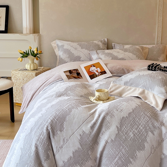 91家纺网 家纺一手货源 找家纺 梧桐树 2025新款宽边雕花高克重牛奶绒四件套系列 R03时尚格韵灰