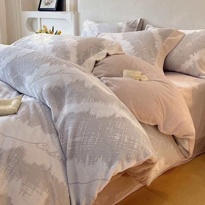 91家纺网 家纺一手货源 找家纺 梧桐树 2025新款宽边雕花高克重牛奶绒四件套系列 R03时尚格韵灰