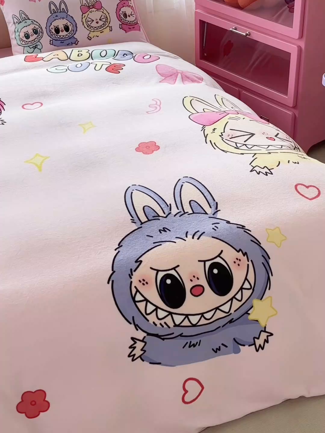 91家纺网 家纺一手货源 找家纺 ds生活馆 2025新款大版高克重双面牛奶绒四件套 缤纷拉布布