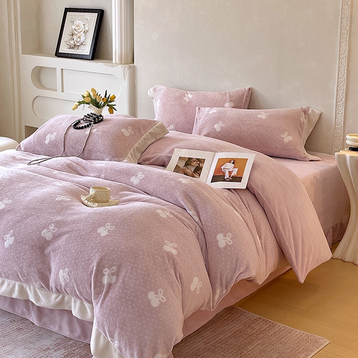 91家纺网 家纺一手货源 找家纺 梧桐树 2025新款宽边雕花高克重牛奶绒四件套系列 R07樱桃-粉