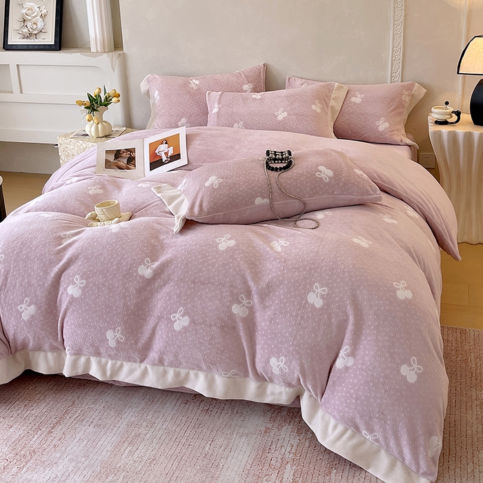 91家纺网 家纺一手货源 找家纺 梧桐树 2025新款宽边雕花高克重牛奶绒四件套系列 R07樱桃-粉