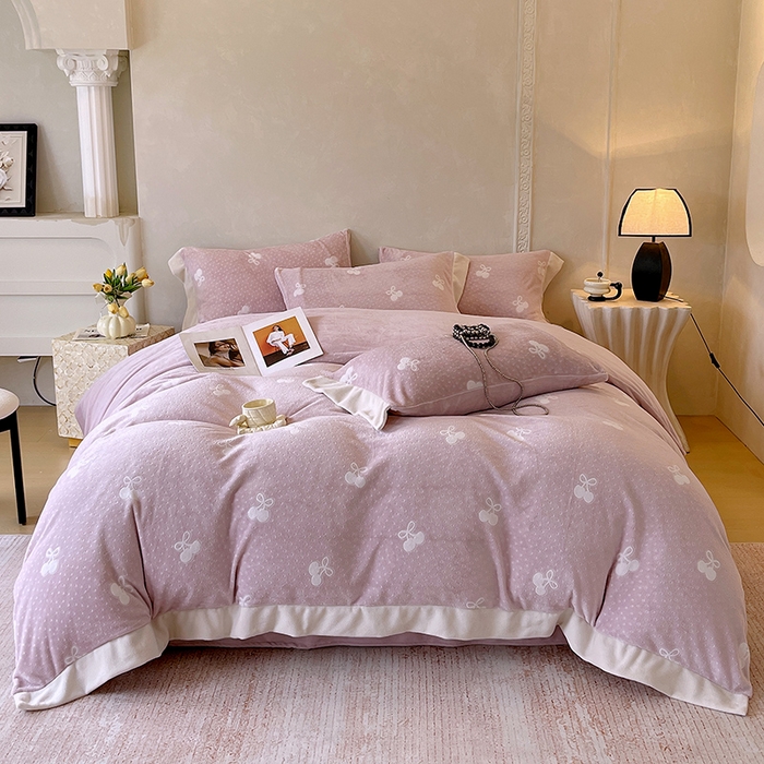 91家纺网 家纺一手货源 找家纺 梧桐树 2025新款宽边雕花高克重牛奶绒四件套系列 R07樱桃-粉