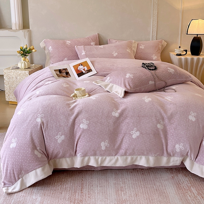 91家纺网 家纺一手货源 找家纺 梧桐树 2025新款宽边雕花高克重牛奶绒四件套系列 R07樱桃-粉