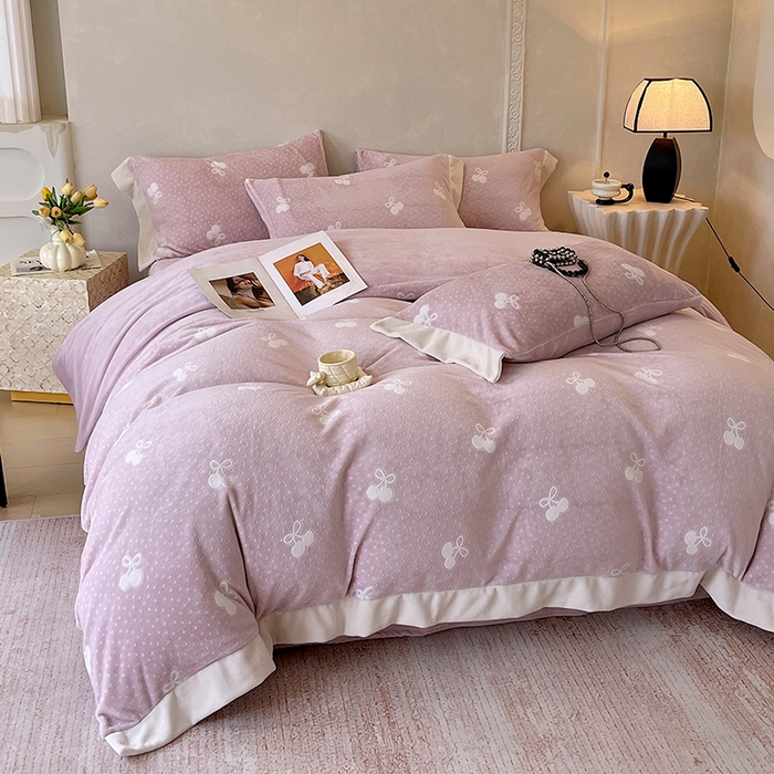 91家纺网 家纺一手货源 找家纺 梧桐树 2025新款宽边雕花高克重牛奶绒四件套系列 R07樱桃-粉