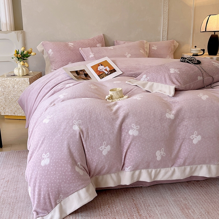 91家纺网 家纺一手货源 找家纺 梧桐树 2025新款宽边雕花高克重牛奶绒四件套系列 R07樱桃-粉