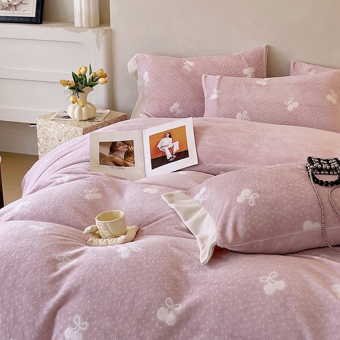 91家纺网 家纺一手货源 找家纺 梧桐树 2025新款宽边雕花高克重牛奶绒四件套系列 R07樱桃-粉