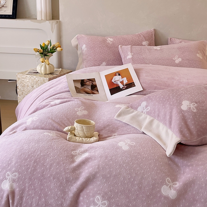 91家纺网 家纺一手货源 找家纺 梧桐树 2025新款宽边雕花高克重牛奶绒四件套系列 R07樱桃-粉