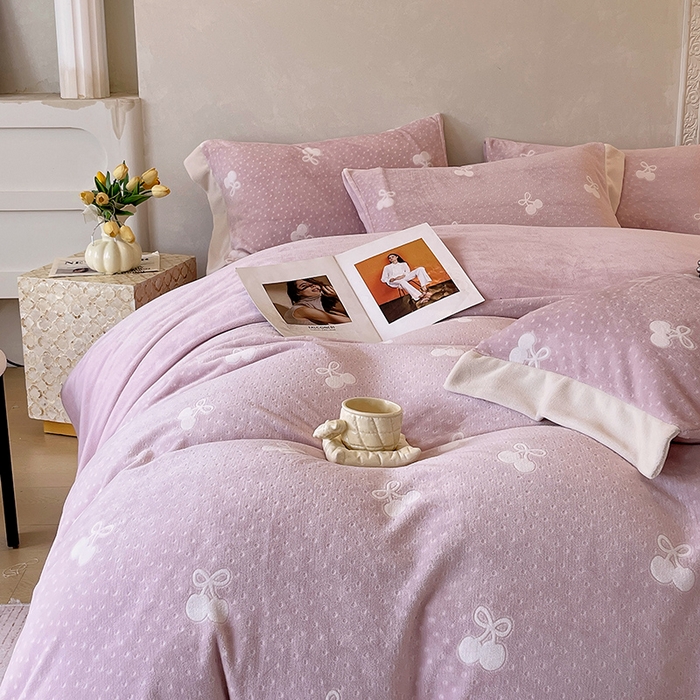 91家纺网 家纺一手货源 找家纺 梧桐树 2025新款宽边雕花高克重牛奶绒四件套系列 R07樱桃-粉