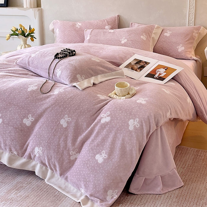 91家纺网 家纺一手货源 找家纺 梧桐树 2025新款宽边雕花高克重牛奶绒四件套系列 R07樱桃-粉