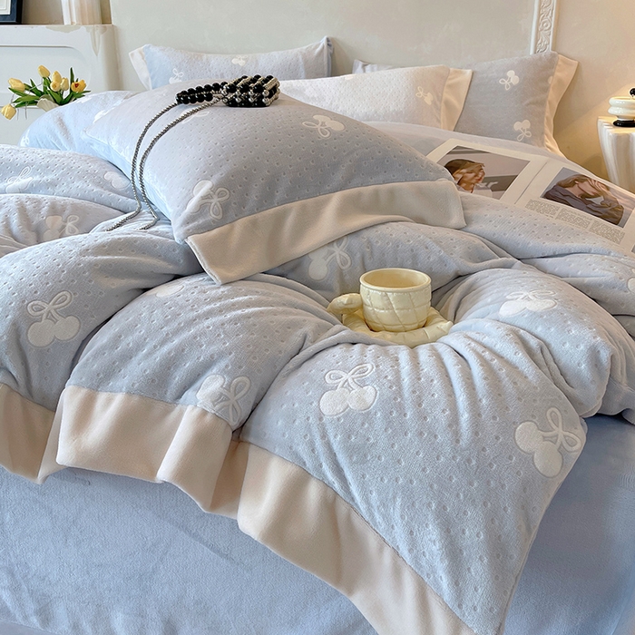 梧桐树 2025新款宽边雕花高克重牛奶绒四件套系列 R08樱桃-蓝