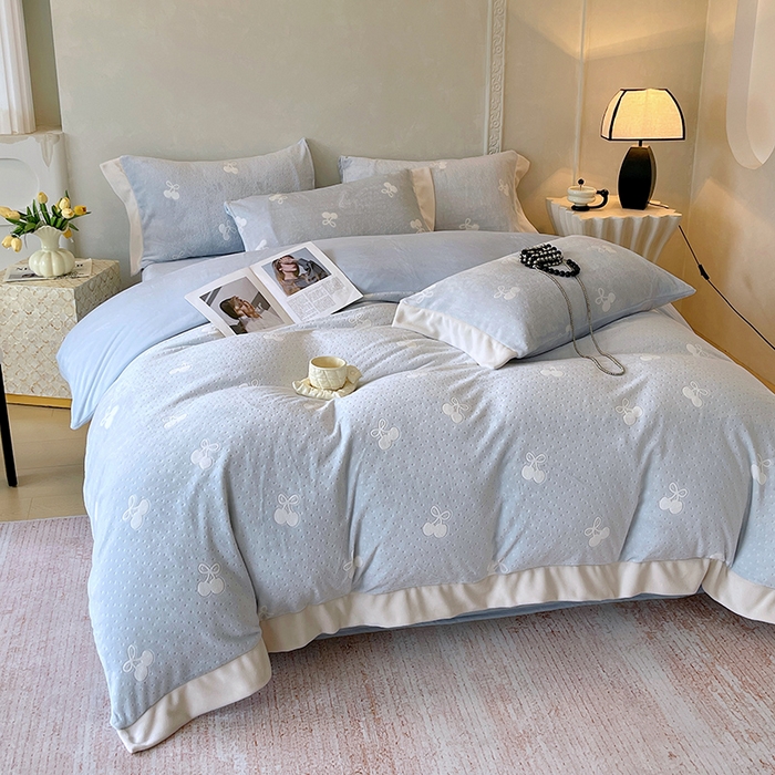 91家纺网 家纺一手货源 找家纺 梧桐树 2025新款宽边雕花高克重牛奶绒四件套系列 R08樱桃-蓝