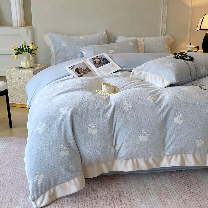 91家纺网 家纺一手货源 找家纺 梧桐树 2025新款宽边雕花高克重牛奶绒四件套系列 R08樱桃-蓝