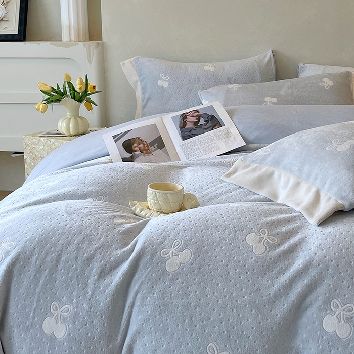 91家纺网 家纺一手货源 找家纺 梧桐树 2025新款宽边雕花高克重牛奶绒四件套系列 R08樱桃-蓝