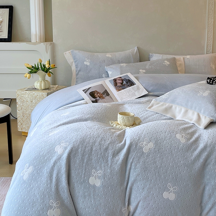 91家纺网 家纺一手货源 找家纺 梧桐树 2025新款宽边雕花高克重牛奶绒四件套系列 R08樱桃-蓝