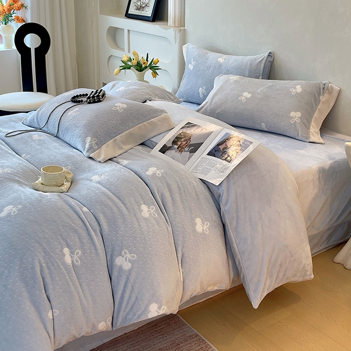 91家纺网 家纺一手货源 找家纺 梧桐树 2025新款宽边雕花高克重牛奶绒四件套系列 R08樱桃-蓝