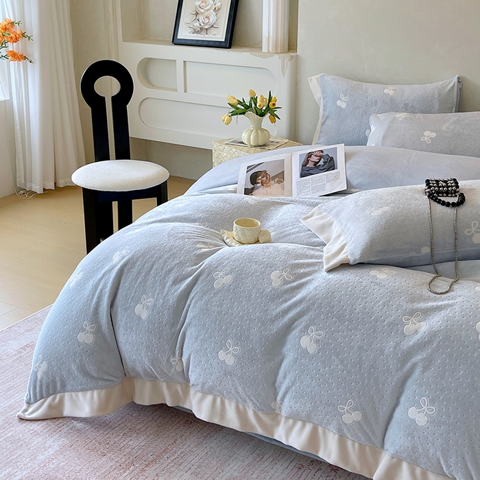 91家纺网 家纺一手货源 找家纺 梧桐树 2025新款宽边雕花高克重牛奶绒四件套系列 R08樱桃-蓝