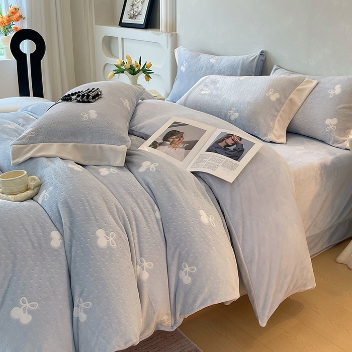 91家纺网 家纺一手货源 找家纺 梧桐树 2025新款宽边雕花高克重牛奶绒四件套系列 R08樱桃-蓝