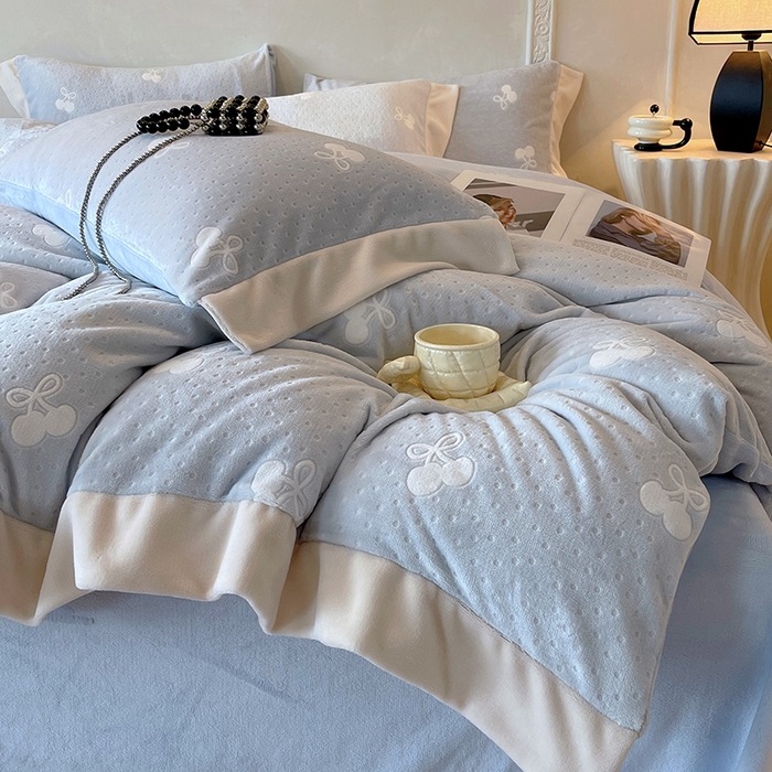 91家纺网 家纺一手货源 找家纺 梧桐树 2025新款宽边雕花高克重牛奶绒四件套系列 R08樱桃-蓝