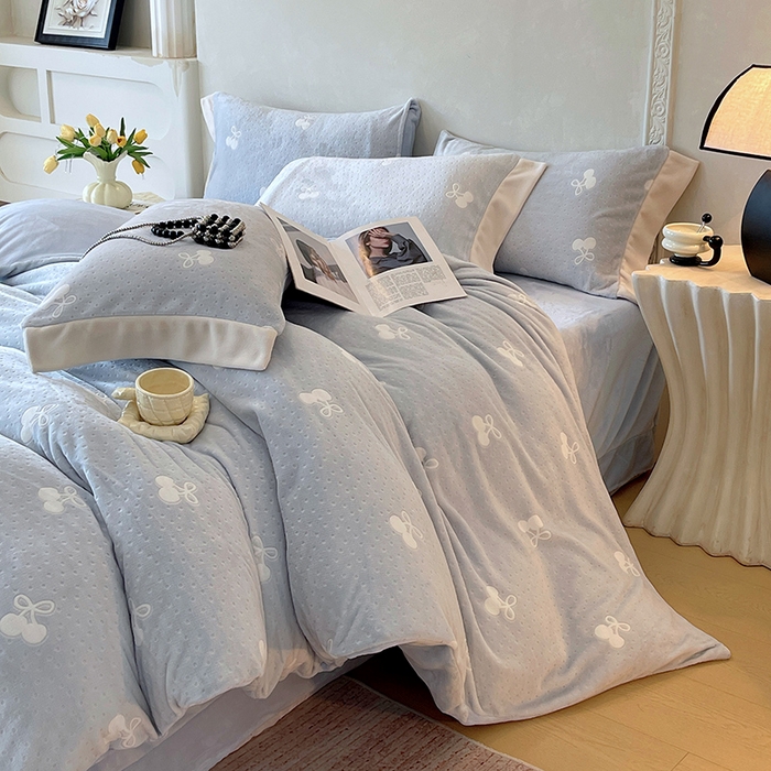 91家纺网 家纺一手货源 找家纺 梧桐树 2025新款宽边雕花高克重牛奶绒四件套系列 R08樱桃-蓝