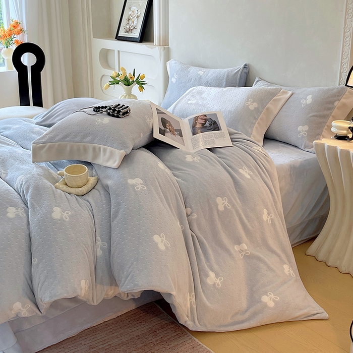 91家纺网 家纺一手货源 找家纺 梧桐树 2025新款宽边雕花高克重牛奶绒四件套系列 R08樱桃-蓝