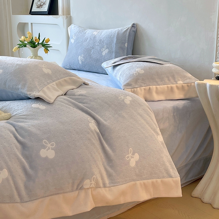 91家纺网 家纺一手货源 找家纺 梧桐树 2025新款宽边雕花高克重牛奶绒四件套系列 R08樱桃-蓝