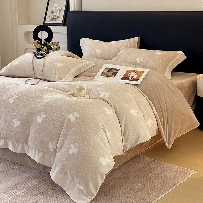 91家纺网 家纺一手货源 找家纺 梧桐树 2025新款宽边雕花高克重牛奶绒四件套系列 R09樱桃-咖