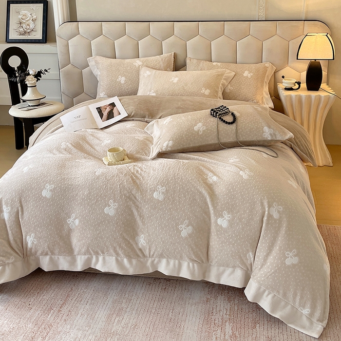 91家纺网 家纺一手货源 找家纺 梧桐树 2025新款宽边雕花高克重牛奶绒四件套系列 R09樱桃-咖