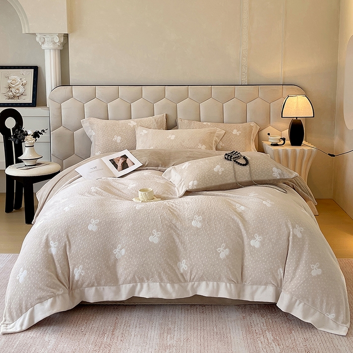 91家纺网 家纺一手货源 找家纺 梧桐树 2025新款宽边雕花高克重牛奶绒四件套系列 R09樱桃-咖