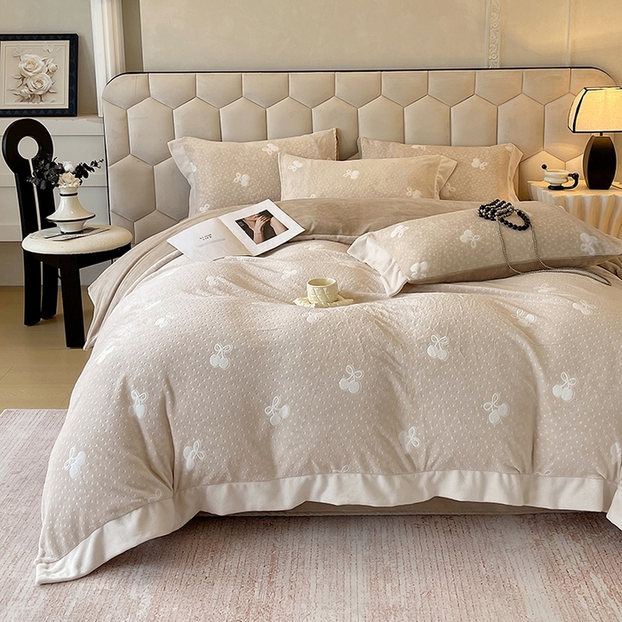 91家纺网 家纺一手货源 找家纺 梧桐树 2025新款宽边雕花高克重牛奶绒四件套系列 R09樱桃-咖