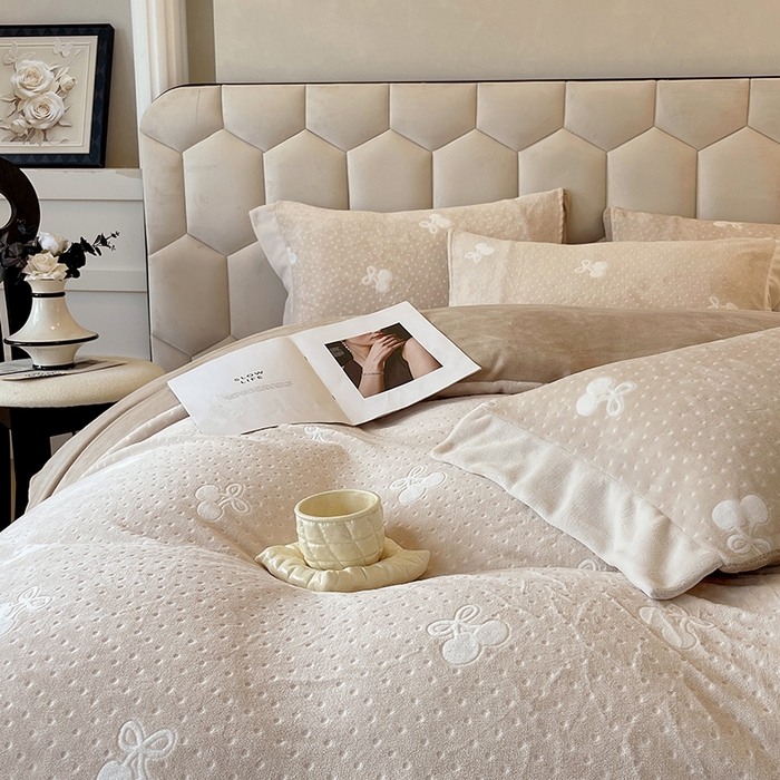 91家纺网 家纺一手货源 找家纺 梧桐树 2025新款宽边雕花高克重牛奶绒四件套系列 R09樱桃-咖