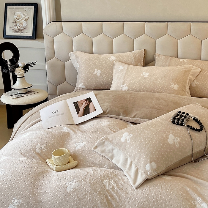 91家纺网 家纺一手货源 找家纺 梧桐树 2025新款宽边雕花高克重牛奶绒四件套系列 R09樱桃-咖