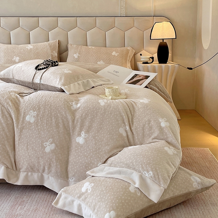 91家纺网 家纺一手货源 找家纺 梧桐树 2025新款宽边雕花高克重牛奶绒四件套系列 R09樱桃-咖